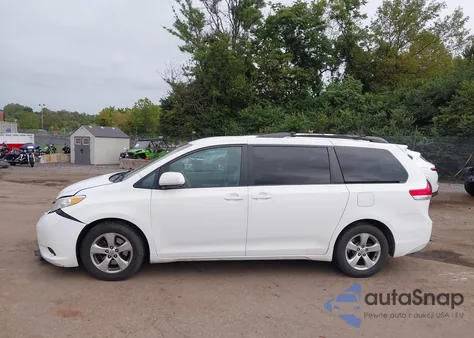 2011 Toyota Sienna Le V6 z USA, uszkodzony, nr VIN 5TDKK3DC1BS019004